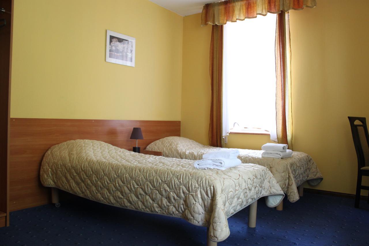 Hotel Pod Jeleniem Tuchola Bagian luar foto