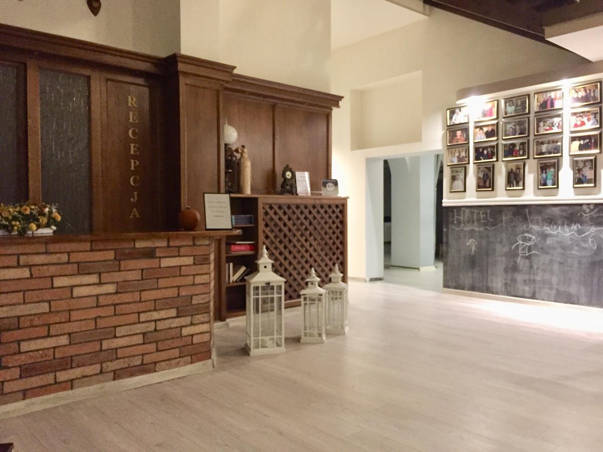 Hotel Pod Jeleniem Tuchola Bagian luar foto
