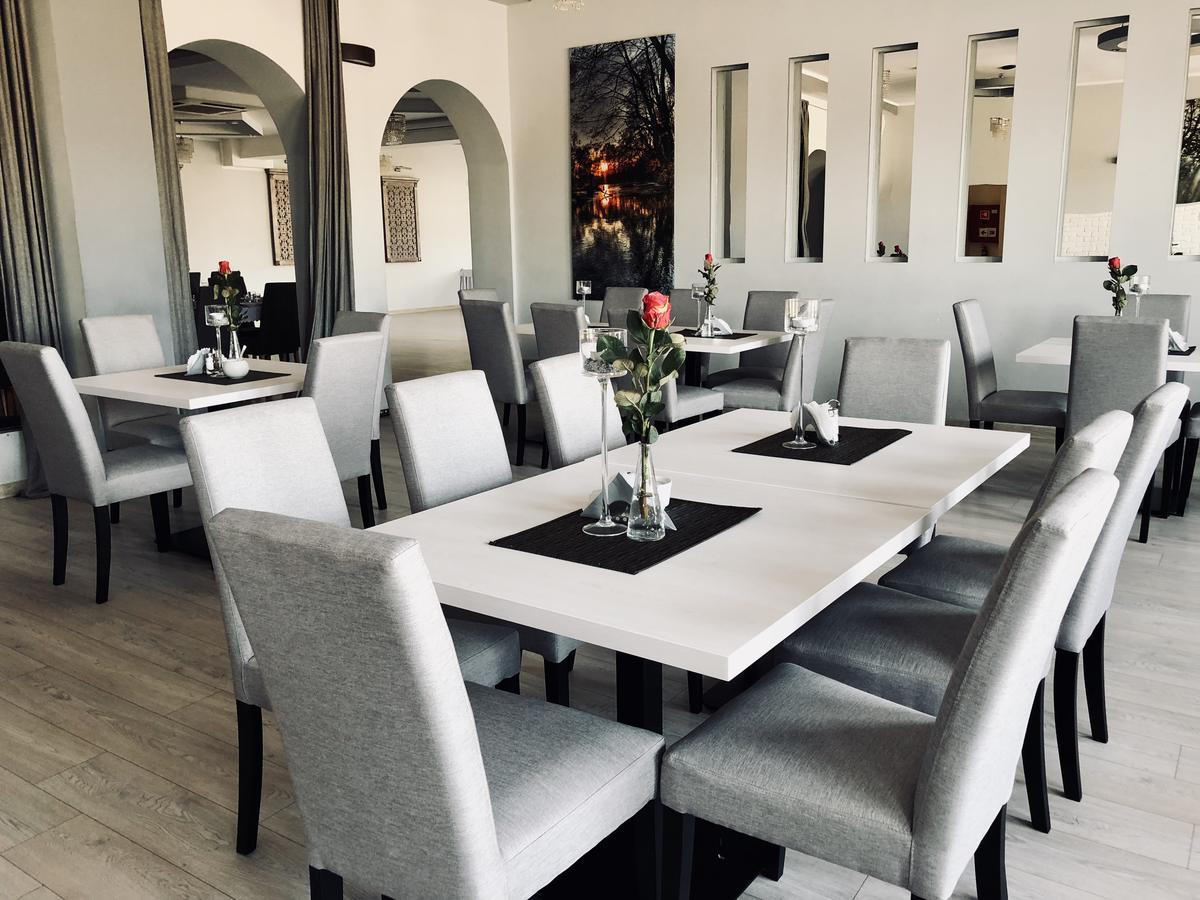 Hotel Pod Jeleniem Tuchola Bagian luar foto